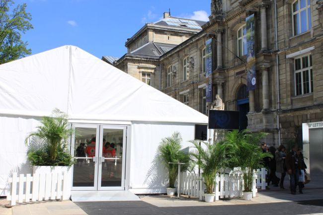 Accès a la tente par une porte a double battant pour cet événement de prestige.